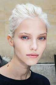 In my environment (friends etc.), having a tan seems ta make you instantly more attractive, but i don't have that. Pin Ot Polzovatelya Holly Yanez Na Doske Miroir Svetlye Volosy Volosy Blond