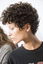 Chloe Spring 2016 Ready To Wear Fashion Show Short Curly Haircuts Curly Hair Styles Short Permed Hair