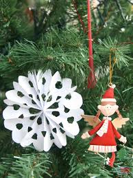 Réalisez de belles décorations en forme de flocons de neige sur vos pâtisseries à l'occasion de vos fêtes de fin d'année , sur le thème hiver. Diy Flocon De Neige En 3d Avec Une Video Cabane A Idees