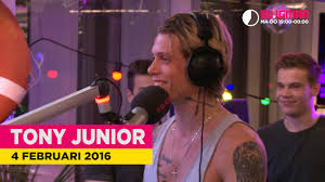 Zijn vader is namelijk drummer geweest en zelf. Tony Junior Mijn Vader Begrijpt Er Niet Veel Van Bij Igmar Youtube