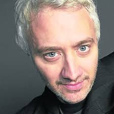 Andrés kusnetzoff (buenos aires, 17 de noviembre de 1970), más conocido como andy kusnetzoff, es un periodista, presentador, actor, productor de televisión y radio argentino que se hizo conocido siendo notero del programa de televisión caiga quien caiga. Operaron De Urgencia A Andy Kusnetzoff