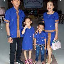 Desain baju tenun terbaru pun mengakomodir tren baju modern yang fashionable dikenakan pria, wanita, maupun anak anak. Baju Adat Toraja Pusat Kain Tenun Toraja Kain Nusantara Facebook