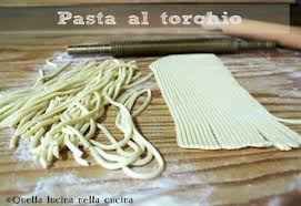 Iniziamo creando una fontana di farina, che avremo setacciato in precedenza, ponendo in mezzo il sale e le uova. Troccoli Di Grano Duro Con Impasto Senza Uova Quella Lucina Nella Cucina