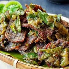 Panaskan sedikit minyak goreng di wajan besar, kemudian masukkan kelapa parut dan daging, kemudian aduk hingga bumbu tercampur rata. Cara Membuat Dendeng Daging Sapi Enak Dan Empuk Cute766