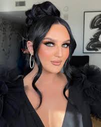 Wow. Just wow. Last night I won BEAUTY CREATOR OF THE YEAR at the @streamys  awards and it was one of the best nights of my life. Not only did I feel