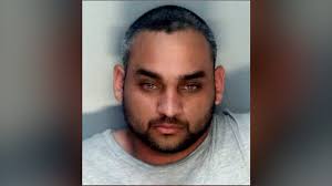 Arrestan a hombre que intentó estrangular a mujer con el cordón de un  zapato en una parada de autobús en Miami