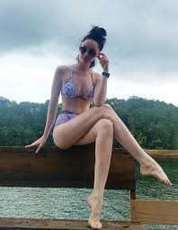 Emma has such incredible legs : rEmmaDumont