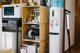 食器棚 どうしてますか 小さなキッチンの収納実例まとめ folk 食器棚 おしゃれ 収納 2ldk インテリア りんご 箱