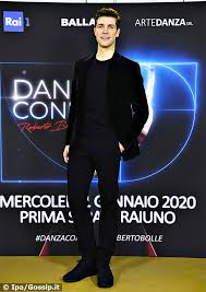 Il gala roberto bolle and friends a favore del fai si è tenuto in luoghi meravigliosi come il colosseo. Roberto Bolle Torna Con Danza Con Me Anche Nel 2020 Foto Gossip It