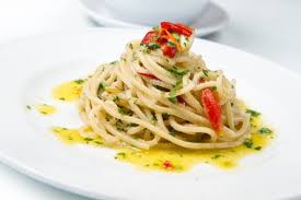 Cuocete gli spaghetti al dente e nel frattempo potete preparare il condimento: Garlic Olive Oil And Red Chili Spaghetti Spaghetti Aglio Olio Peperoncino