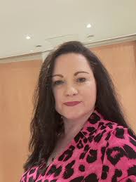 Thought you lovely pink ladies would appreciate my dress. Have a lovely  weekend 🩷