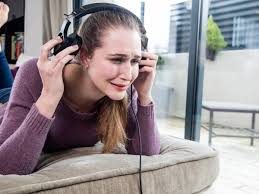 La possibilità di provare un'emozione forte come la tristezza all'interno. La Importancia De Tu Personalidad Cuando Lloras Escuchando Musica