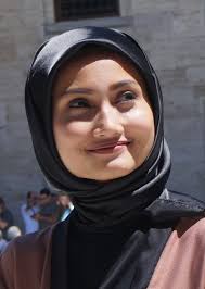 Ku selesa sudah berpunya dia juga berteman dan khabarnya bahgia urusan aku dengannya 8 ke 5 saja tidak pernah lebih walau kerja lebih masa. Melda Ahmad Wikipedia Bahasa Melayu Ensiklopedia Bebas