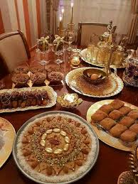 Decore Des Tables Pour Inviter Eid Food Food Decoration Arabian Decor