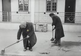 إسرائيل بالعربية twitterren محرقة يهود تونس في مثل هذا اليوم منذ 76 عاما تم إرسال المئات من يهود التونس إلى معسكرات الموت في أوروبا بواسطة السلطات الألمانية إلى الجانب المظلم من التاريخ