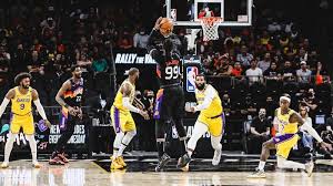 湖人「一眉哥」anthony davis不在，「詹皇」lebron james孤掌難鳴，慘敗太陽30分，系列賽陷入2比3落後。（圖／美聯社／達志影像） 首輪季後賽關鍵第5戰，洛杉磯湖人少了主將「一眉哥」anthony davis慘遭太陽痛扁，儘管「詹皇」lebron james在下半場回神，全場攻下24分，但孤掌難鳴，終場仍以85:115輸球，讓. Uylnulpbmlgxmm