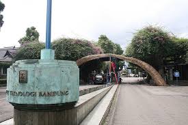 Tempat wisata tersebut telah diresmikan sejak tahun 1933 sejak pemerintahan belanda dan sekarang dikelola oleh yayasan margasatwa tamansari. Tempat Wisata Di Bandung Sekitar Itb Area Wisata Asia
