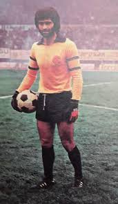 Sergen yalçın, ilk resmi futbol maçına 1eylül 1991 yılında çıkmıştır. Hayatlarini Spora Adayanlarin Genclik Halleri Sasirtti