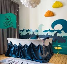 Die Schwedische Interior Designerin Isabelle Mcallister Ist Die Wahre Pippi Langstrumpf Sie Malt Sich Die Welt Wie Sie Ihr Gefallt Und Verrat Wie Das Jeder In 2020 Pippi Langstrumpf Kinderschlafzimmer Pippi