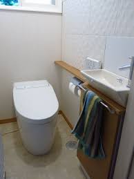 トイレ トイレリフォーム toto レストルーム エコカラット 水抜き栓 給水栓 総建装 トイレ改修工事です タンクレスタイプの便器に カウンター付きに手洗い器 トイレ改修を機に暖房パネルも取替しまいた トイレにしたらちょっと高い段差があったため バリア