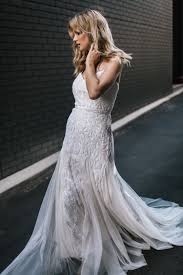 The Karen Willis Holmes Sequin 2018 Editorial Shot By London Wedding Videographers Each And Every Moment Kwh Creates Fashion Forward Wedding Vestidos Gran Dia