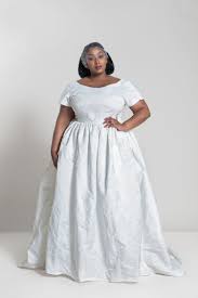 There are short and long options, including plenty for lace lovers. You Re Engaged 13 Brands That Carry Unique Plus Size Wedding Dresses The Huntswoman