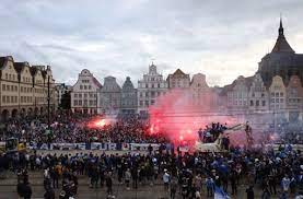 Check spelling or type a new query. Nach Aufstieg Von Hansa Rostock Ausschreitungen Im Stadtgebiet Polizei Und Feuerwehr Angegriffen Fussball Stuttgarter Nachrichten