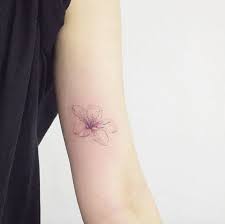 Minimal Kirschbluten Tattoo Von Mini Em 2020 Tatuagens Impressionantes Mulheres Tatuadas Tatuagens