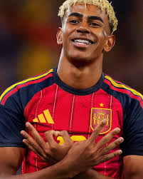 🇪🇸 Esta será la camiseta adidas de España en el Mundial 2026. Cuerpo rojo  con mangas azul marino y un gráfico de líneas en rojo y amarillo. Las tres  tiras sobre los