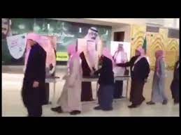 السعوديون يبايعون صورة الملك سلمان art attributes