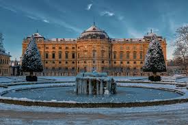 Die würzburger residenz ist ein barocker schlossbau am rande der innenstadt von würzburg, der 1720 begonnen wurde und bis 1744 vollendet war. Die Residenz Zu Wurzburg Www Wuerzburg Fotos De