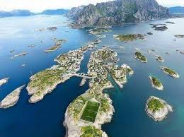 It is located on several small islands off the southern coast of the large island of austvågøya in the lofoten archipelago. Henningsvaer Stadion Fussball Aktuell Deutschland Facebook