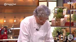 Prima che chef locatelli e stelle michelin si incontrassero nella capitale britannica, il cuoco italiano ha lavorato al savoy di anton edelmann. Video Masterchef Il Piatto Della Conquista Di Chef Locatelli Nasello Salsito Sky