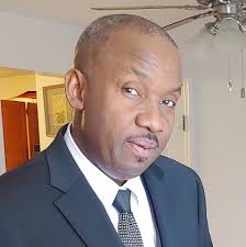 Jounalis Radio Zenith FM la mèt Morin salanbe byen salanbe senatè Patrice  Dumont pou projè stad li vle bati a k'ap koute 60 milyon dola. Mèt Morin  antre nan fresi'l, e pouse'l