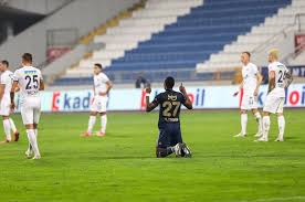 Pozisyon 92' fenerbahçe, kasımpaşa savunmasını abluka altına aldı. Fenerbahce Kasimpasa Deplasmaninda 3 Puani 3 Golle Aldi Gercek Gundem