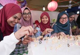 Berpakaian baru aneka gaya bertudung manis si dara tertawanlah hati muda teruna mula. Suasana Hari Raya Berita Harian