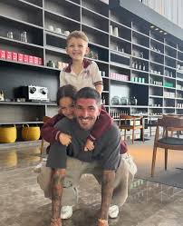 Luego de su viaje por Europa, Rodrigo de Paul volvió a la Argentina y para  celebrar juntos el cumpleaños de su hijo menor, Bautista.
