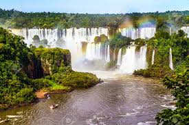 La triple frontera también es una zona conocida popularmente por su fama de recibir los autos robados de los centros urbanos como buenos aires, para ser vendidos posteriormente en brasil, paraguay y bolivia. Parque Nacional De Las Cataratas Del Iguazu En La Frontera De Argentina Brasil Y Paraguay Las Pequenas Embarcaciones Transportan Turistas Curiosos A Las Cascadas El Concepto De Turismo Extremo Y Exotico Fotos