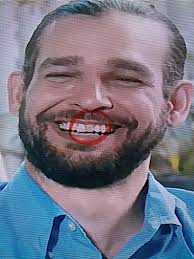 Que marca de tinte usan en la peluquería ... para no comprarlo jamas  jajaja! Si la producción no tiene para comprar un tinte entonces que el  guión diga que fue solo a