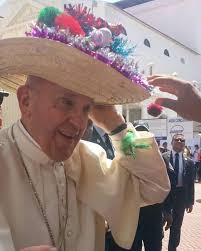 Momento en el que el Papa Francisco acepta el sombrerito tipico de  Esquipulas, representacion de nuestra Fe Guatemalteca. #GuateEnLaJMJ  #NuestraFe #CatolicoSoy