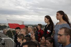 Dokładnie o godzinie 17:00 w warszawie i w wielu innych polskich miastach rozbrzmiały syreny, a przechodnie przystanęli na chwilę. Wzktbczaxttvtm