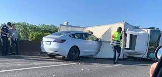 Posted on january 25, 2018. Video Of Tesla Model 3 Crashing Into A Truck On Autopilot Goes Viral Electrek