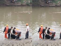 Karena itulah, gunakan penafsiran makna mimpi bermimpi mencuci baju di sungai lalu baju itu terbawa hanyut oleh sungai ini hanya sebagai salah satu bahan pertimbangan dalam hidup anda, bukan sebagai suatu acuan mutlak yang tak terbantahkan. Cerita Korban Selamat Dari Kejadiaan Naas Satu Keluarga Hanyut Di Sungai Di Simalungun Sumut Indozone Id