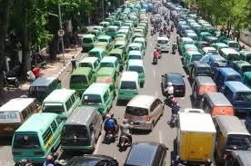 Oleh sebab itu, dengan beraktivitas berjalan kaki atau bersepeda, anda akan membantu mengurangi efek buruk pencemaran udara. Asap Kendaraan Bermotor Sumbang 75 Polusi Udara Di Jakarta Dishub Lakukan Ini Gridoto Com