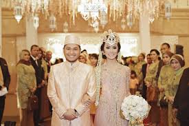 Inspirasi kebaya (pengantin dan martumpol),mulai dari makeup,sanggul (rambut pengantin) batak terbaru #pengantinbatak. Tips Memilih Kebaya Pengantin Untuk Pernikahan 50 Model Kebaya Wedding Cantik Jual Baju Brokat Kebaya Modern Untuk Pesta Pengantin Wisuda Terbaru