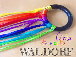 Los Llamativos Colores De Las Cintas Son Las Protagonistas De Este Juguete Casero Que Puedes Hacer Para Tus Ninos Cinta De Viento Cintas Viento Manualidades