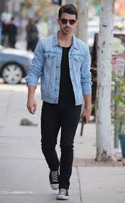Do Black Jeans And Blue Denim Jacket Go Together Joe Jonas With A Casual Combo Featuring A Black T Shirt Black Denim Black Canvas Chuck Taylors And A Light Denim Jacket Men Mens Casual Outfits White Jeans Men