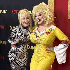 Dolly parton face off stars without makeup purple clover. Dolly Parton With Drag Queen At Dumplin Premiere Popsugar Celebrity