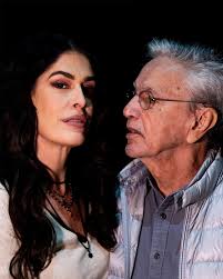 Hoje, 14 de maio, é dia de grande luz Nasceu Benjamin Souza Veloso,  primeiro filho de @TomLVeloso e de Jasmine (@naotemeunome), primeiro neto  de @PaulaLavigne. Como eu e todos os meus irmãos, #