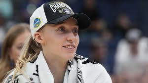 Paige Bueckers dons cowboy hat during Dallas Wings introduction – NBC  Connecticut